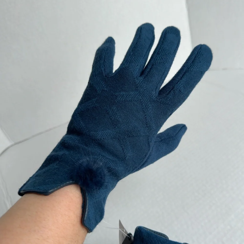 Adrianna by Howard’s || womans gloves embroidery flower finger for phone use